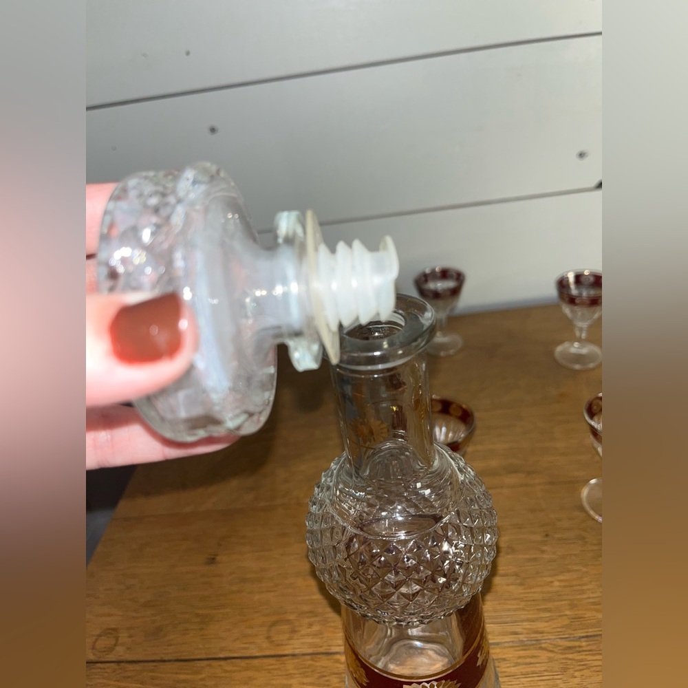 VINTAGE DECANTER SET – GOLD & RUBY DETAIL - Picture 6 of 10